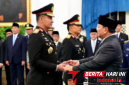 Presiden RI Prabowo Subianto saat melantik Komisaris Jenderal Polisi Suyudi Ario Seto sebagai Kepala Kepolisian Negara Republik Indonesia (Kapolri) dan Komisaris Jenderal Polisi Wahyu Hadiningrat sebagai Wakil Kepala Kepolisian Negara Republik Indonesia (Wakapolri) di Istana Negara, Jakarta. (Ft. Dok. Istimewa) 