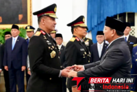 Presiden RI Prabowo Subianto saat melantik Komisaris Jenderal Polisi Suyudi Ario Seto sebagai Kepala Kepolisian Negara Republik Indonesia (Kapolri) dan Komisaris Jenderal Polisi Wahyu Hadiningrat sebagai Wakil Kepala Kepolisian Negara Republik Indonesia (Wakapolri) di Istana Negara, Jakarta. (Ft. Dok. Istimewa)