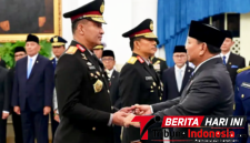 Presiden RI Prabowo Subianto saat melantik Komisaris Jenderal Polisi Suyudi Ario Seto sebagai Kepala Kepolisian Negara Republik Indonesia (Kapolri) dan Komisaris Jenderal Polisi Wahyu Hadiningrat sebagai Wakil Kepala Kepolisian Negara Republik Indonesia (Wakapolri) di Istana Negara, Jakarta. (Ft. Dok. Istimewa)