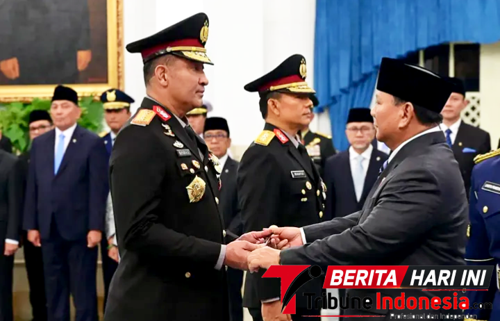 Presiden RI Prabowo Subianto saat melantik Komisaris Jenderal Polisi Suyudi Ario Seto sebagai Kepala Kepolisian Negara Republik Indonesia (Kapolri) dan Komisaris Jenderal Polisi Wahyu Hadiningrat sebagai Wakil Kepala Kepolisian Negara Republik Indonesia (Wakapolri) di Istana Negara, Jakarta. (Ft. Dok. Istimewa) 