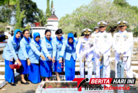Wadan Kodaeral VIII Laksma TNI Tony Herdijanto, S.E., M.Sc., saat melakukan tabur bunga di TMP Kairagi Manado. (Ft. Dok. Istimewa)
‎