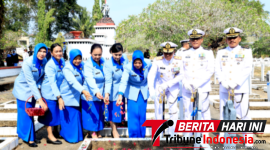 Wadan Kodaeral VIII Laksma TNI Tony Herdijanto, S.E., M.Sc., saat melakukan tabur bunga di TMP Kairagi Manado. (Ft. Dok. Istimewa)
‎