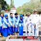 Wadan Kodaeral VIII Laksma TNI Tony Herdijanto, S.E., M.Sc., saat melakukan tabur bunga di TMP Kairagi Manado. (Ft. Dok. Istimewa)
‎