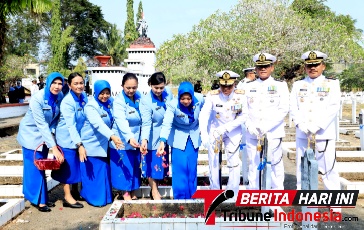 Wadan Kodaeral VIII Laksma TNI Tony Herdijanto, S.E., M.Sc., saat melakukan tabur bunga di TMP Kairagi Manado. (Ft. Dok. Istimewa)
‎