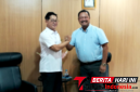 Walikota Bitung, Hengky Honandar, S.E, saat foto bersama Wali Kota General Santos, Juanito “Kulot” C. Inojales, di Lounge Kantor Wali Kota Bitung. (Ft. Istimewa) 