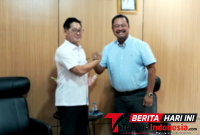 Walikota Bitung, Hengky Honandar, S.E, saat foto bersama Wali Kota General Santos, Juanito “Kulot” C. Inojales, di Lounge Kantor Wali Kota Bitung. (Ft. Istimewa) 
