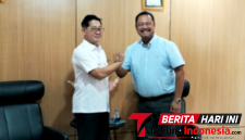 Walikota Bitung, Hengky Honandar, S.E, saat foto bersama Wali Kota General Santos, Juanito “Kulot” C. Inojales, di Lounge Kantor Wali Kota Bitung. (Ft. Istimewa)