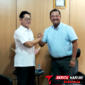 Walikota Bitung, Hengky Honandar, S.E, saat foto bersama Wali Kota General Santos, Juanito “Kulot” C. Inojales, di Lounge Kantor Wali Kota Bitung. (Ft. Istimewa) 