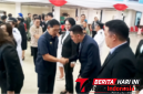 ‎Wali kota Bitung, Hengky Honandar, S.E, saat berjabat tangan dengan Kepala Bagian Protokol dan Komunikasi Pimpinan. Christ Kevin Emor, M.A.P., (ft. talia)