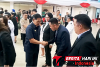 ‎Wali kota Bitung, Hengky Honandar, S.E, saat berjabat tangan dengan Kepala Bagian Protokol dan Komunikasi Pimpinan. Christ Kevin Emor, M.A.P., (ft. talia)