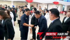 Wali kota Bitung, Hengky Honandar, S.E, saat berjabat tangan dengan Kepala Bagian Protokol dan Komunikasi Pimpinan. Christ Kevin Emor, M.A.P., (ft. talia)