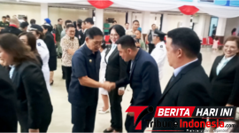 ‎Wali kota Bitung, Hengky Honandar, S.E, saat berjabat tangan dengan Kepala Bagian Protokol dan Komunikasi Pimpinan. Christ Kevin Emor, M.A.P., (ft. talia)