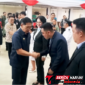 ‎Wali kota Bitung, Hengky Honandar, S.E, saat berjabat tangan dengan Kepala Bagian Protokol dan Komunikasi Pimpinan. Christ Kevin Emor, M.A.P., (ft. talia)