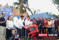 Walikota Bitung, Hengky Honandar S.E, di dampingi Wawali Randito Maringka, S.Sos, secara resmi Membuka FPSL 2026 Dengan Memukul Genta dari atas panggung utama. (ft. talia)