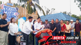 Walikota Bitung, Hengky Honandar S.E, di dampingi Wawali Randito Maringka, S.Sos, secara resmi Membuka FPSL 2026 Dengan Memukul Genta dari atas panggung utama. (ft. talia)