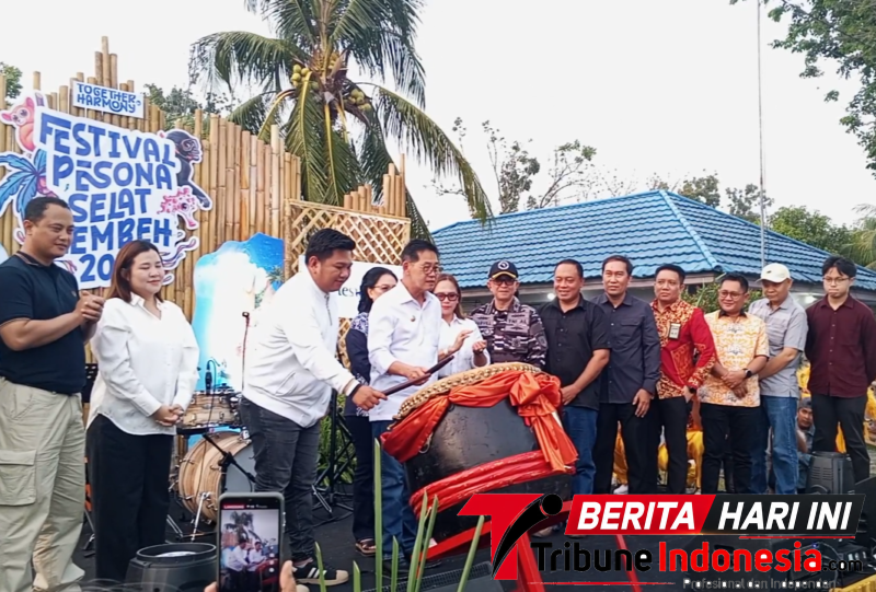 Walikota Bitung, Hengky Honandar S.E, di dampingi Wawali Randito Maringka, S.Sos, secara resmi Membuka FPSL 2026 Dengan Memukul Genta dari atas panggung utama. (ft. talia)