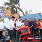 Walikota Bitung, Hengky Honandar S.E, di dampingi Wawali Randito Maringka, S.Sos, secara resmi Membuka FPSL 2026 Dengan Memukul Genta dari atas panggung utama. (ft. talia)