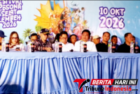 Walikota Bitung, Hengky Honandar, S.E, bersama Dansatrol Kodaeral VIII, Kolonel Laut (P) Marvill Marfel Frits E.D., S.E., M.Tr.Hanla. CRMP. Saat Menjawab pertanyaan para jurnalis di konferensi pers. (ft. talia)