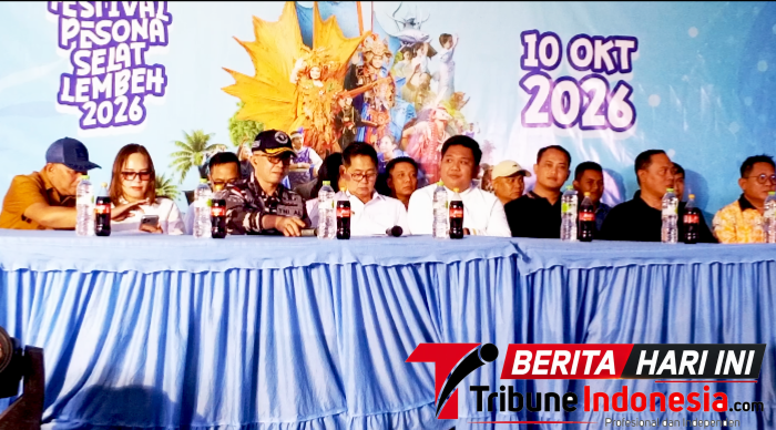 Walikota Bitung, Hengky Honandar, S.E, bersama Dansatrol Kodaeral VIII, Kolonel Laut (P) Marvill Marfel Frits E.D., S.E., M.Tr.Hanla. CRMP. Saat Menjawab pertanyaan para jurnalis di konferensi pers. (ft. talia)
