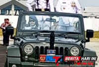 
‎Dankodaeral VIII Laksda TNI Dery Triesananto Suhendi, S.E., M.Tr.Opsla., saat memeriksa barisan. (ft. talia)
‎