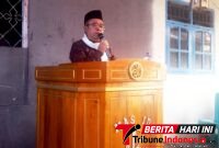 Ustadzh penceramah, yang juga Kepala MTs Negeri 1 Bitung, Drs. H. Sudarto Katijo, M.P.I., Saat Memberikan Hikmah Ta'ziyah. (ft. talia)