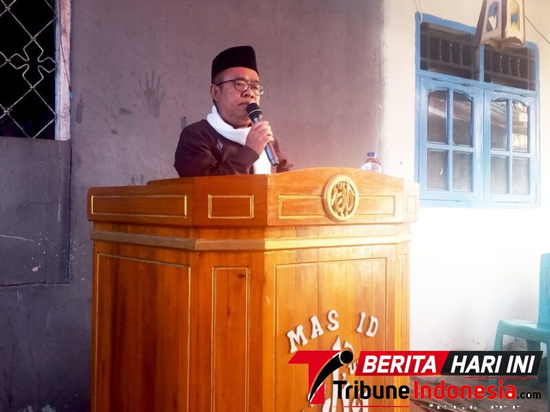 Ustadzh penceramah, yang juga Kepala MTs Negeri 1 Bitung, Drs. H. Sudarto Katijo, M.P.I., Saat Memberikan Hikmah Ta'ziyah. (ft. talia)