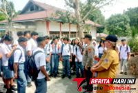 Kapolsek Aertembaga, AKP Denny Stenly Tampenawas, S.Sos., S.H., Sosialisasikan
gerakan POLSAMA (Polisi Bersama Masyarakat) dengan menyambangi Para siswa. (ft. Dok. Istimewa)