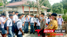 Kapolsek Aertembaga, AKP Denny Stenly Tampenawas, S.Sos., S.H., Sosialisasikan
‎gerakan POLSAMA (Polisi Bersama Masyarakat) dengan menyambangi Para siswa. (ft. Dok. Istimewa)