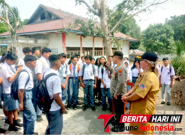 Kapolsek Aertembaga, AKP Denny Stenly Tampenawas, S.Sos., S.H., Sosialisasikan
‎gerakan POLSAMA (Polisi Bersama Masyarakat) dengan menyambangi Para siswa. (ft. Dok. Istimewa)