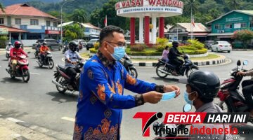 Ketua DPRK Raja Ampat Turun Bagikan Masker di Tengah Kepungan Asap Karhutla