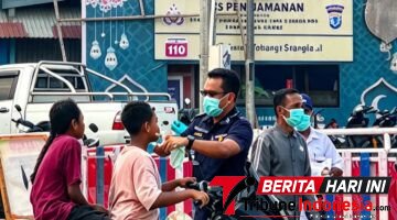 BREAKING! Waisai Diselimuti Asap Karhutla, Ketua DPRK Raja Ampat Turun ke Jalan Bagikan Masker ke Warga