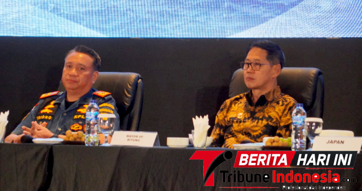 ‎Walikota Bitung, Hengky Honandar, S.E, bersama Plt. Direktur Kesatuan Penjagaan Laut dan Pantai (KPLP) Ditjen Perhubungan Laut, Dr. Triono, S.Pel., M.M., Di Pembukaan Regional Marine Pollution Exercise (Marpolex) 2026. (ft. Dok. Istimewa)
‎
‎