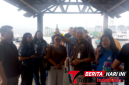 ‎Kabag Kesra Setda Kota Bitung, Juliet Sompotan, S.E, bersama Asisten II Setda Bitung, Michael Sondakh, S.Sos., MAP. Saat mendampingi Para Turis Jerman di dermaga Ruko Pateten Bitung. (ft. talia)