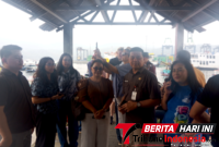 ‎Kabag Kesra Setda Kota Bitung, Juliet Sompotan, S.E, bersama Asisten II Setda Bitung, Michael Sondakh, S.Sos., MAP. Saat mendampingi Para Turis Jerman di dermaga Ruko Pateten Bitung. (ft. talia)