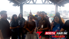 Kabag Kesra Setda Kota Bitung, Juliet Sompotan, S.E, bersama Asisten II Setda Bitung, Michael Sondakh, S.Sos., MAP. Saat mendampingi Para Turis Jerman di dermaga Ruko Pateten Bitung. (ft. talia)