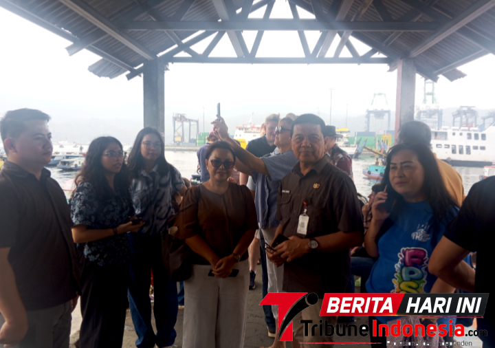 ‎Kabag Kesra Setda Kota Bitung, Juliet Sompotan, S.E, bersama Asisten II Setda Bitung, Michael Sondakh, S.Sos., MAP. Saat mendampingi Para Turis Jerman di dermaga Ruko Pateten Bitung. (ft. talia)