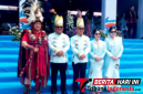 ‎Walikota Bitung, Hengky Honandar,S.E, bersama Isteri, dan Wawali Randito Maringka, S.Sos bersama Isteri serta Kadis Kominfo Bitung, Altin Abraham Tumengkol, S.IP., M.Si., Menggunakan Busana Adat Minahasa (Kabasaran). (ft. talia)