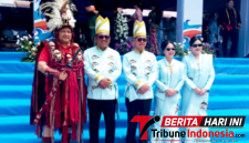 ‎Walikota Bitung, Hengky Honandar,S.E, bersama Isteri, dan Wawali Randito Maringka, S.Sos bersama Isteri serta Kadis Kominfo Bitung, Altin Abraham Tumengkol, S.IP., M.Si., Menggunakan Busana Adat Minahasa (Kabasaran). (ft. talia)