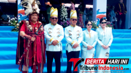 ‎Walikota Bitung, Hengky Honandar,S.E, bersama Isteri, dan Wawali Randito Maringka, S.Sos bersama Isteri serta Kadis Kominfo Bitung, Altin Abraham Tumengkol, S.IP., M.Si., Menggunakan Busana Adat Minahasa (Kabasaran). (ft. talia)