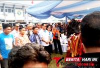 ‎Walikota Bitung, Hengky Honandar S.E, dan Wawali Randito Maringka, S.Sos beserta jajaran Disambut Tarian Perang Kabasaran, Saat Hadir Di Puncak Acara FPSL Lapangan Satrol Kodaeral VIII. (ft. talia)