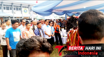 Walikota Bitung, Hengky Honandar S.E, dan Wawali Randito Maringka, S.Sos beserta jajaran Disambut Tarian Perang Kabasaran, Saat Hadir Di Puncak Acara FPSL Lapangan Satrol Kodaeral VIII. (ft. talia)