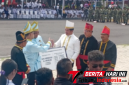Dirut PDAM Dua Sudara Bitung, Alfred Salindeho di dampingi Manager Umum, Joubert Kusoy Menerima Piagam Penghargaan Walikota Bitung, Hengky Honandar, S.E, di peringatan HUT ke-36 Kota Bitung. (ft. talia) 
‎
