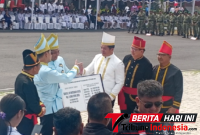 Dirut PDAM Dua Sudara Bitung, Alfred Salindeho di dampingi Manager Umum, Joubert Kusoy Menerima Piagam Penghargaan Walikota Bitung, Hengky Honandar, S.E, di peringatan HUT ke-36 Kota Bitung. (ft. talia) 
‎