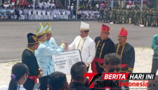Dirut PDAM Dua Sudara Bitung, Alfred Salindeho di dampingi Manager Umum, Joubert Kusoy Menerima Piagam Penghargaan Walikota Bitung, Hengky Honandar, S.E, di peringatan HUT ke-36 Kota Bitung. (ft. talia)
