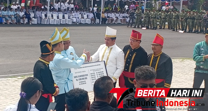 Dirut PDAM Dua Sudara Bitung, Alfred Salindeho di dampingi Manager Umum, Joubert Kusoy Menerima Piagam Penghargaan Walikota Bitung, Hengky Honandar, S.E, di peringatan HUT ke-36 Kota Bitung. (ft. talia) 
‎