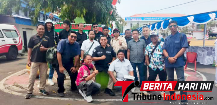 Kasi Humas Polres Bitung, Abdul Natip Anggai, Bersama Jurnalis Kota Bitung.