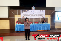 Kasat Binmas IPTU Jeny Makawimbawang saat memberikan edukasi kepada para guru SD se-Kota Bitung. (ft. humas polres bitung)