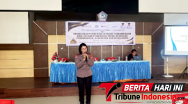 Kasat Binmas IPTU Jeny Makawimbawang saat memberikan edukasi kepada para guru SD se-Kota Bitung. (ft. humas polres bitung)