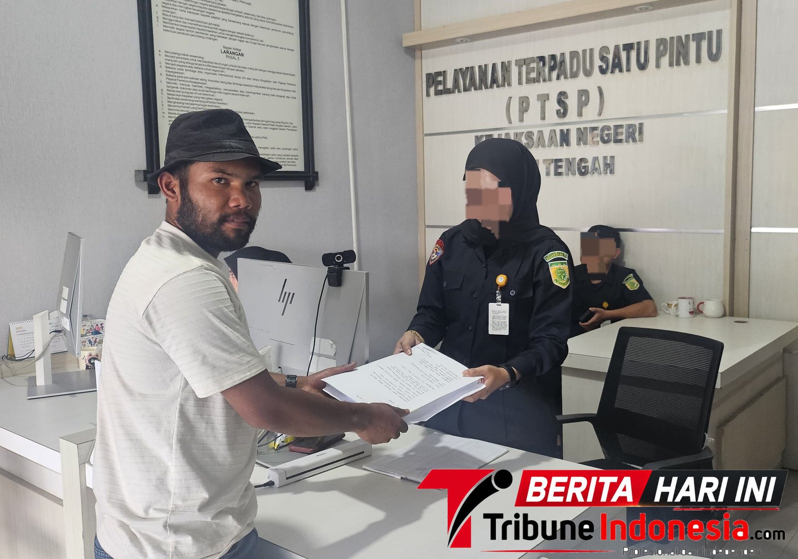 Saparuda IB Menyerahkan laporan beserta alat bukti kepada petugas Kejaksaan Negeri Aceh Tengah (Foto Tribune Indonesia/Erwin)
