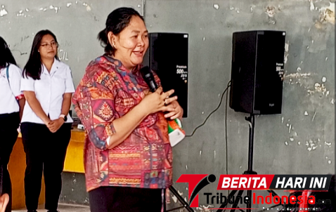 Kanit Pelayanan Perempuan dan Anak (PPA) Satreskrim Polres Bitung, Aipda Yunita Papendang, S.H., saat memberikan paparan kepada para siswa/siswi SMKN-2 Bitung. (ft. talia)